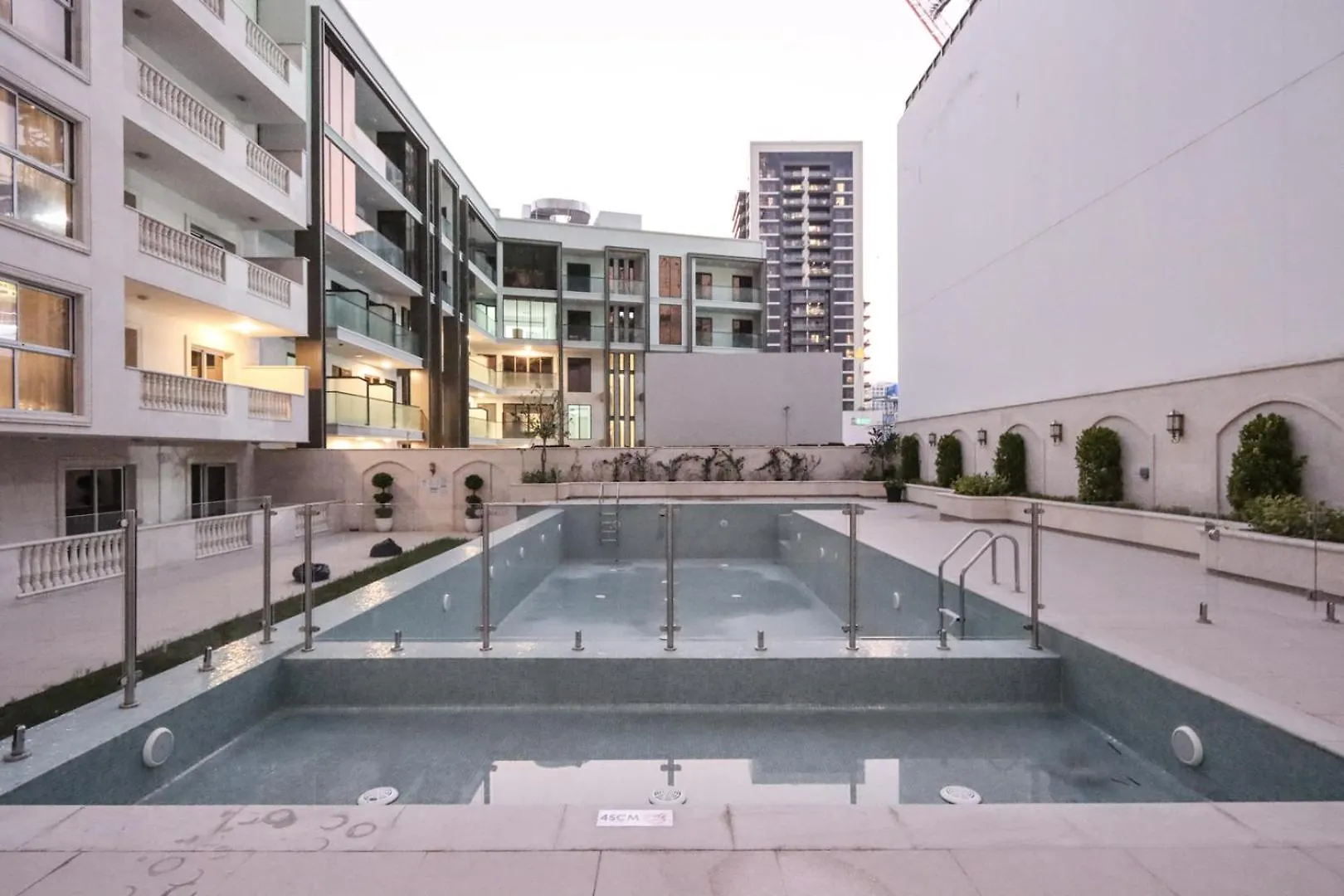 Livbnb - Homey 1B With Spacious Terrace In District 14, Jvc Dubai