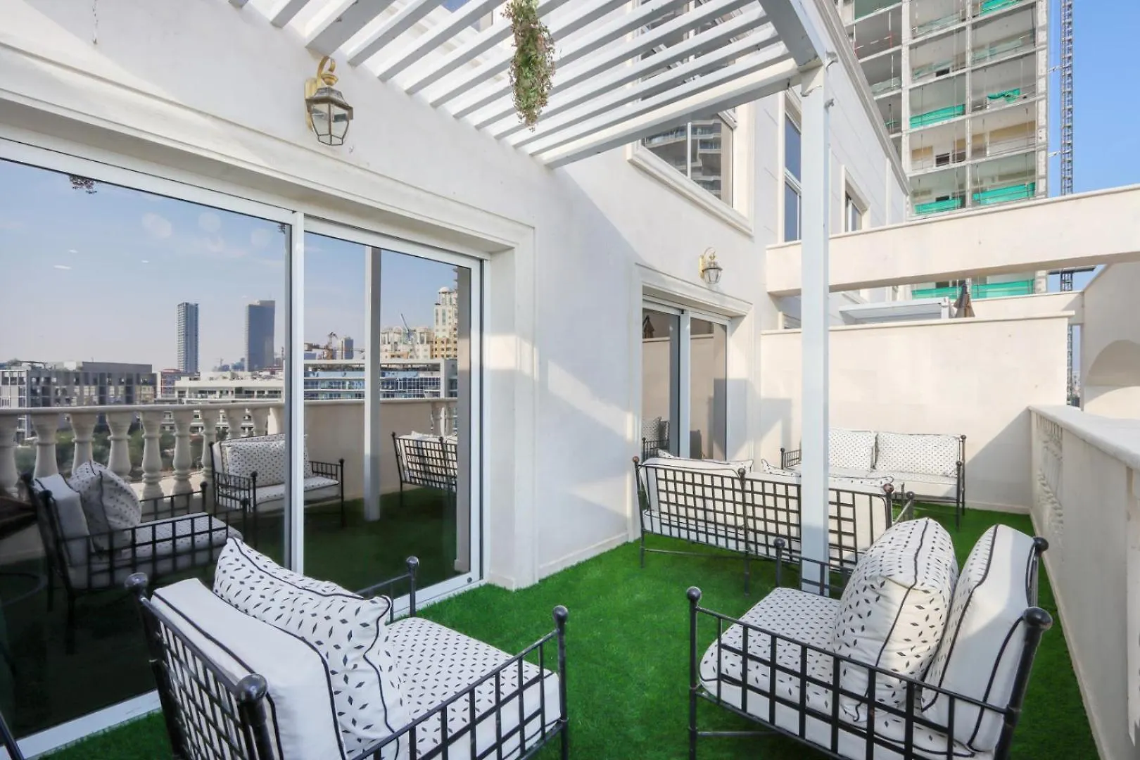 Livbnb - Homey 1B With Spacious Terrace In District 14, Jvc Dubai