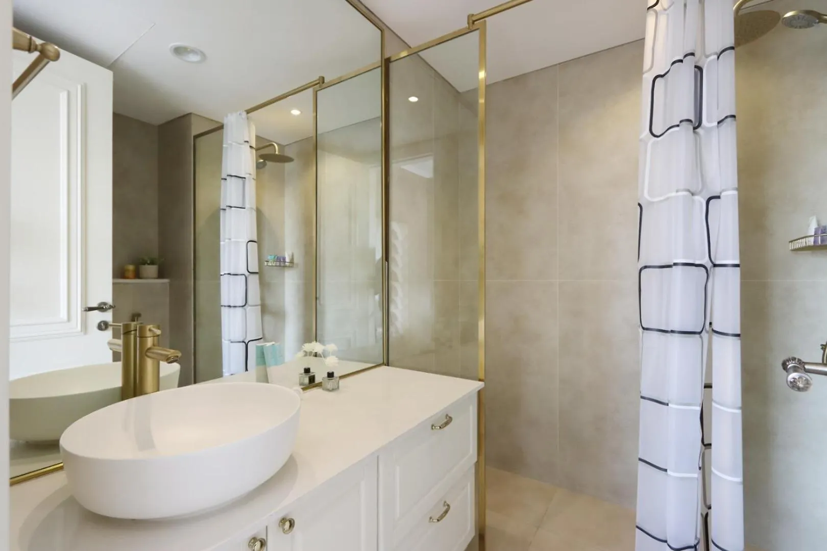 Livbnb - Homey 1B With Spacious Terrace In District 14, Jvc Dubai Apartment
