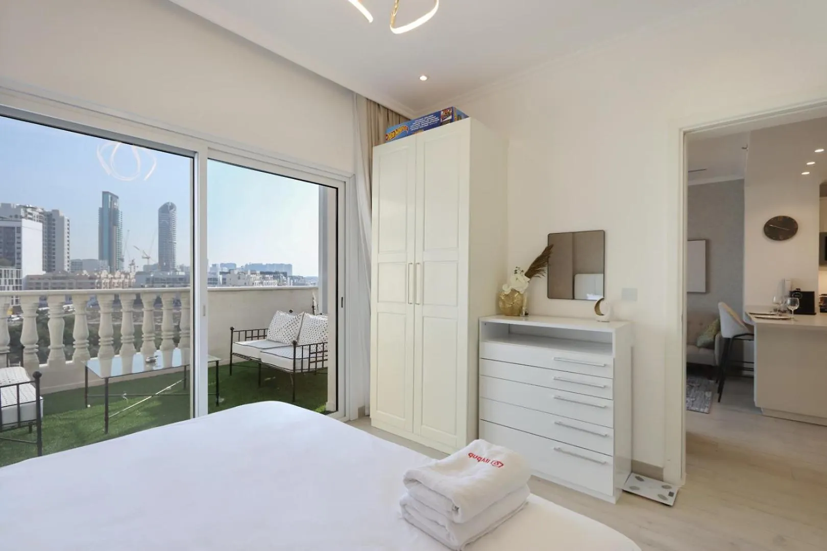 Livbnb - Homey 1B With Spacious Terrace In District 14, Jvc Dubai