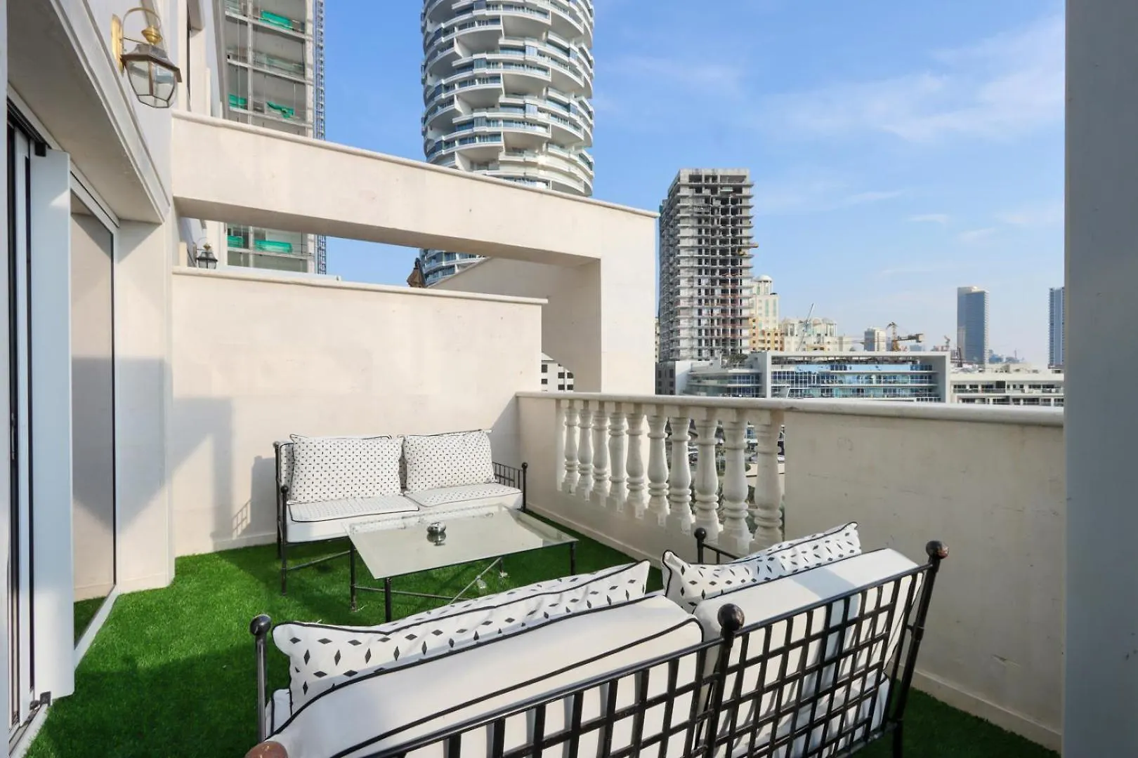 Daire Livbnb - Homey 1B With Spacious Terrace In District 14, Jvc Dubai